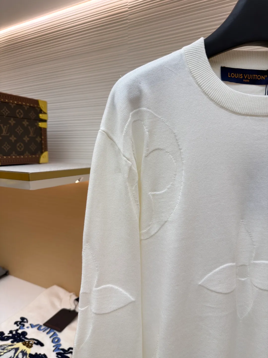 LOUIS VUITTON embossed floral 㚏 jacquard knitted round neck long sleeves ●Original version: 12300 purchase and development ●Item number: 1681614--A70 ●Fabrics: combed cotton fabric ●Technology: knitted intarsia production ●Version: fitted version ●Weight: about 380 grams ●Size: XS-S-M-L ●Description: Heavy positioning three-dimensional contrasting intarsia technology throughout the fashionable and high-end sense! Swiss woven positioning intarsia technology, high-end pink color, sporty style, same style for men and women! The classic wide version is fashionable and advanced! The overall wiring is straight and delicate, the fabric is comfortable and soft, and the color is consistent without color difference. It can be matched with the same style to create a fashionable look and control various occasions. Customized accessories, complete with three standards, same style for men and women!
